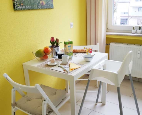 Küche mit Kinderstuhl