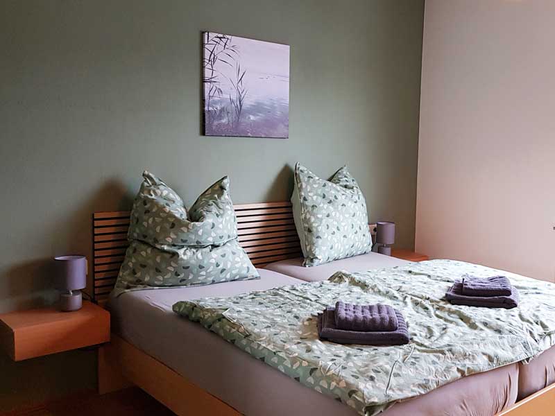 Schlafzimmer mit Doppelbett